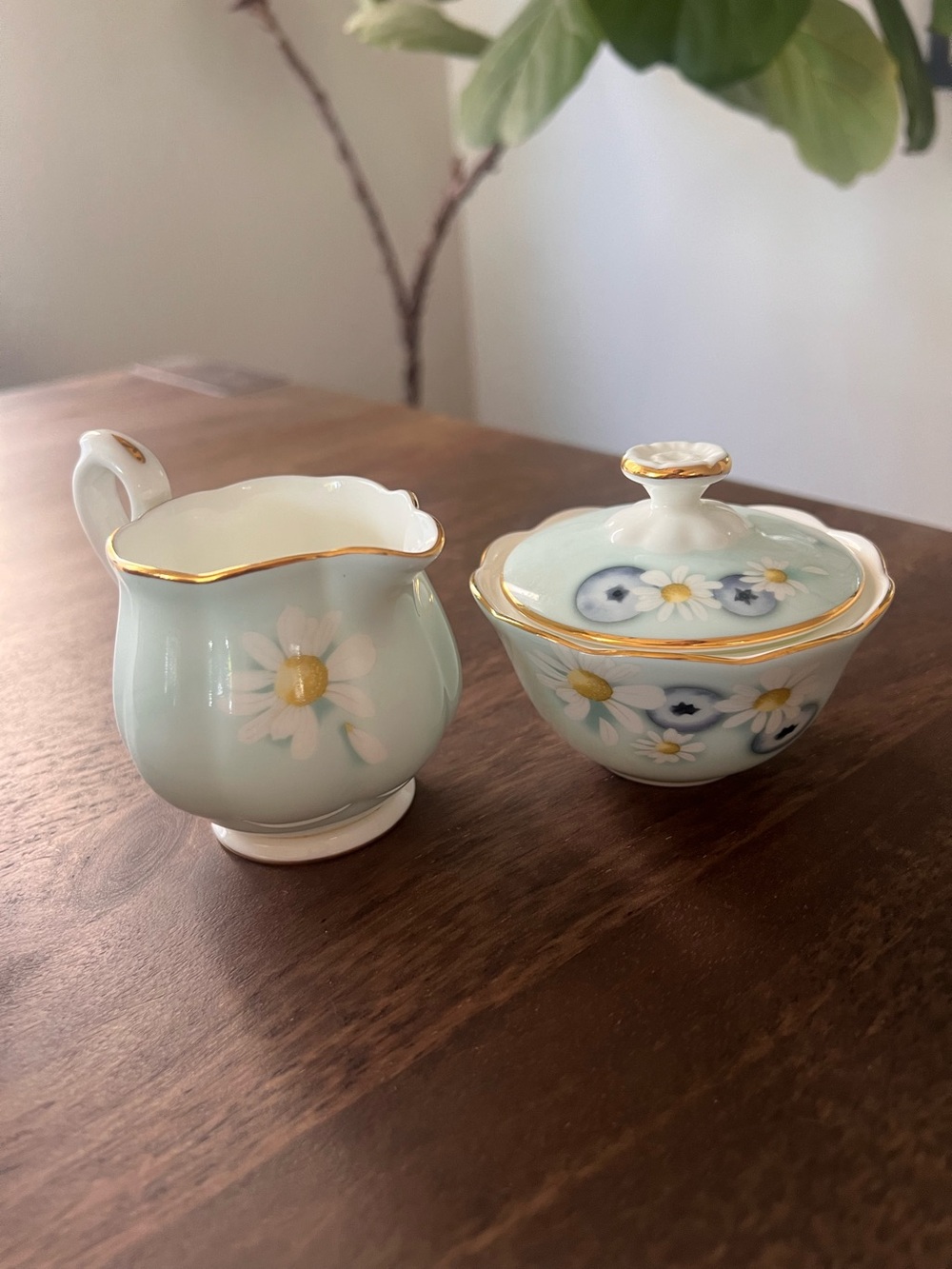 Royal Albert mini cream and sugar - Alpha Foodie 🫐🌸